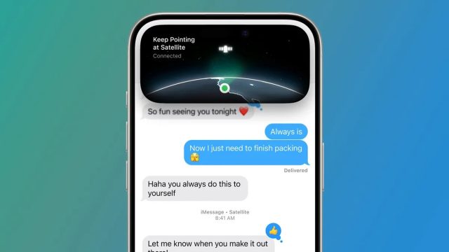 یک آیفون روی پس‌زمینه سبز آبی که پیام‌های ماهواره‌ای را در iOS 18 نشان می‌دهد