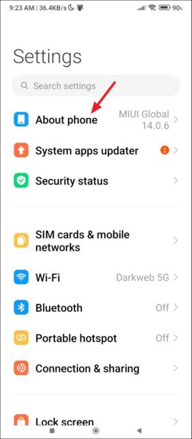 برنامه Settings را باز کنید و سپس بر روی «About Phone» یا «Software Update» بسته به نحوه نمایش آن در دستگاهتان ضربه بزنید.