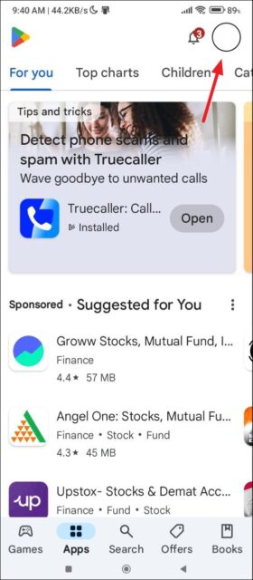 از طرف دیگر، برای به‌روزرسانی چندین برنامه، پس از باز کردن فروشگاه Google Play، روی عکس نمایه خود در بالا سمت راست ضربه بزنید.