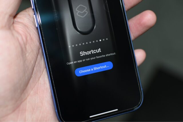 منوی تنظیمات Action Button با گزینه Shortcut روی صفحه نمایش آیفون.