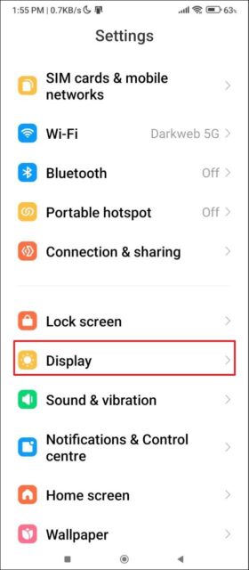 برنامه تنظیمات را باز کنید و روی «Display» ضربه بزنید.